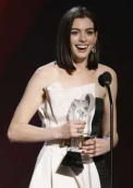 Anne Hathaway ya hace planes de boda
